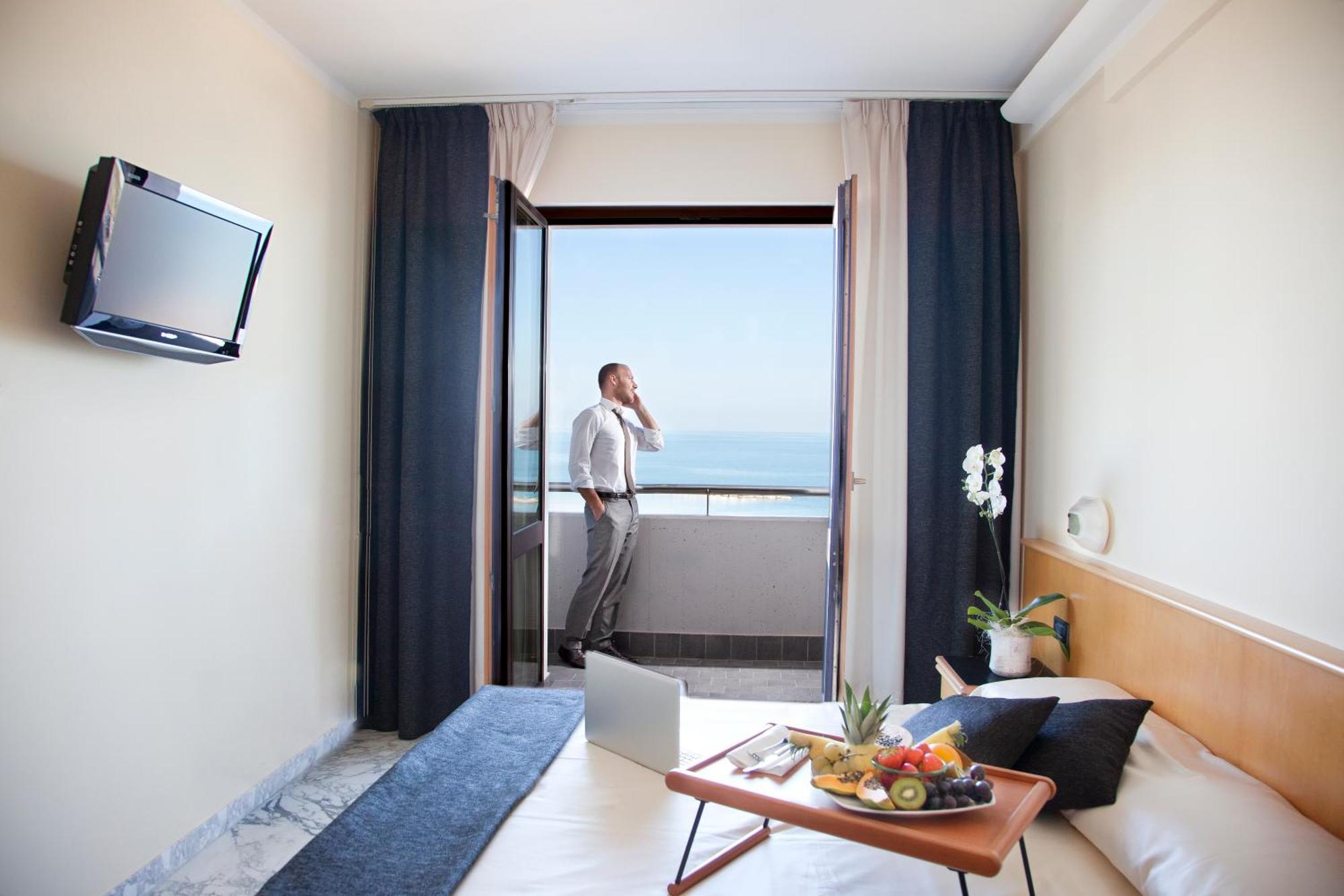 Hotel Mistral Термолі Екстер'єр фото
