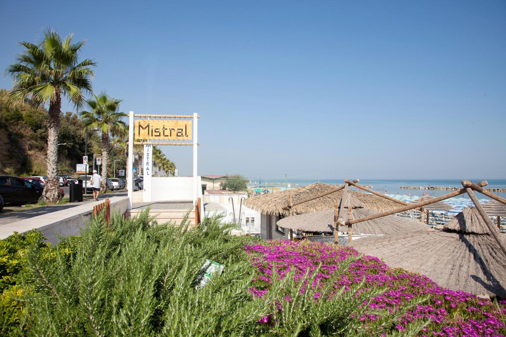 Hotel Mistral Термолі Екстер'єр фото
