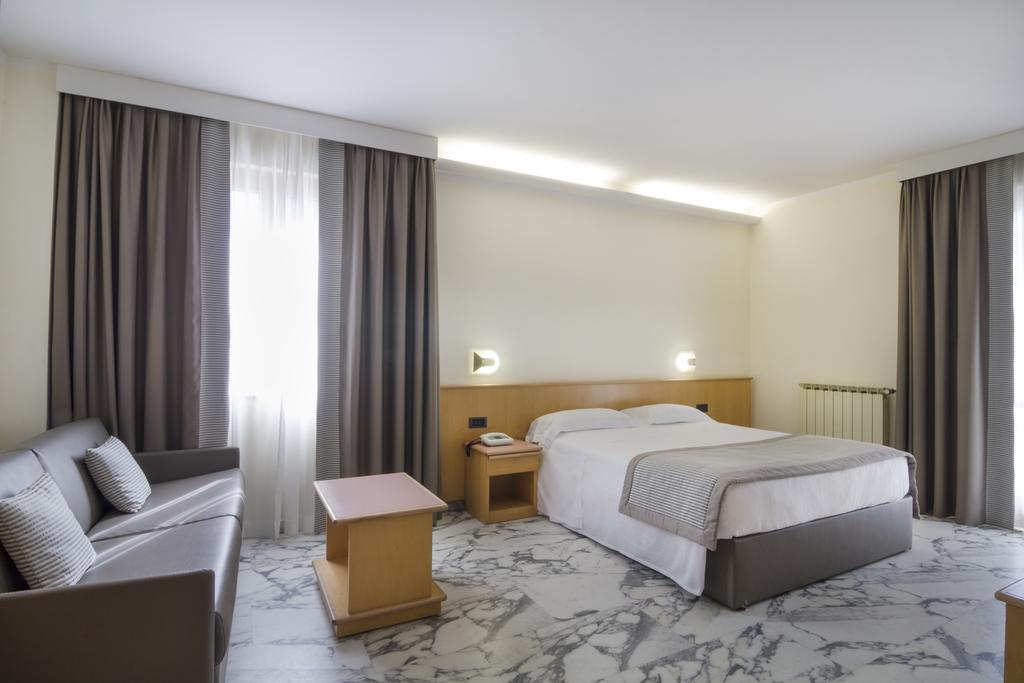 Hotel Mistral Термолі Екстер'єр фото