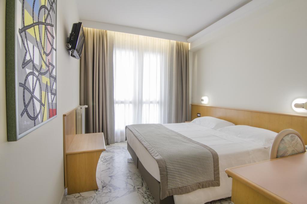 Hotel Mistral Термолі Екстер'єр фото