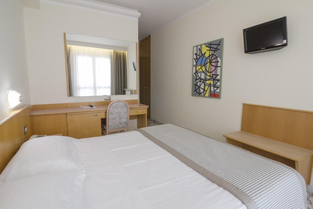 Hotel Mistral Термолі Екстер'єр фото